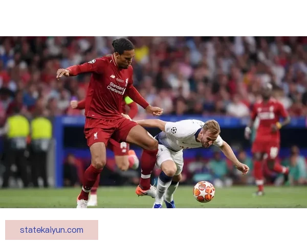 范戴克斯洛特在近期比赛中的表现受到广泛评价，展现出卓越的领袖气质与战术执行力。