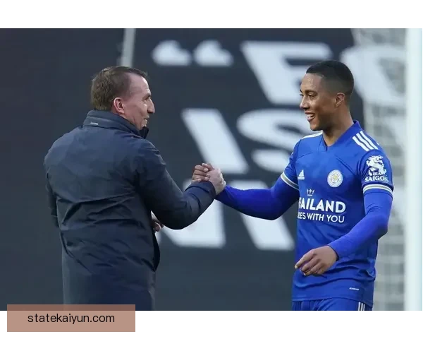 罗杰斯执教理念强调控球与高位逼抢，战术体系持续提升球队竞争力